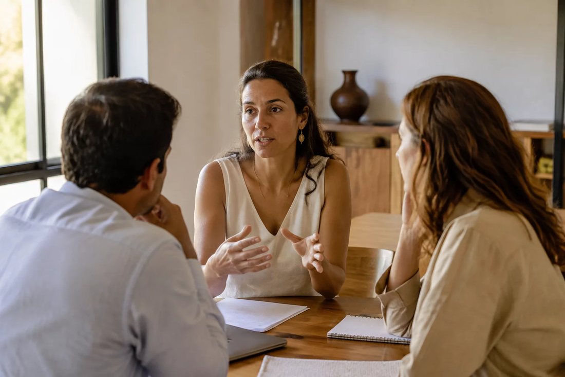 Participante falando em pé enquanto o restante da turma acompanha sentado